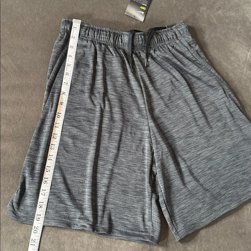 Nike Dry Men’s Gray Training Shorts Standard Fit Size M NWT